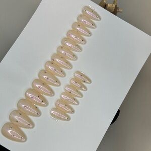 Cream Chrome dazzled short almond reusable press on nail